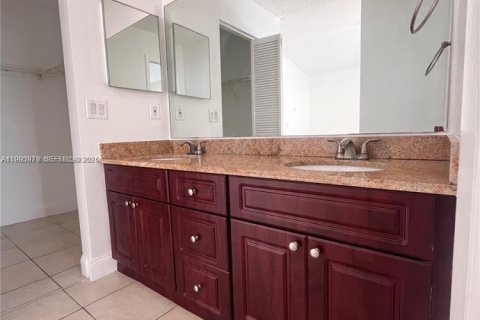 Villa ou maison à louer à Hialeah, Floride: 3 chambres, 187.94 m2 № 2055731 - photo 10