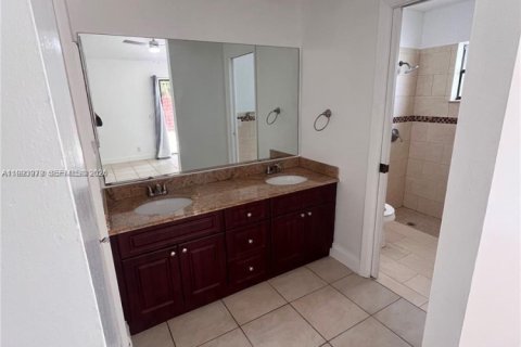 Villa ou maison à louer à Hialeah, Floride: 3 chambres, 187.94 m2 № 2055731 - photo 9