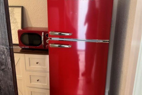 Commercial property in Miami, Florida № 1940082 - photo 4