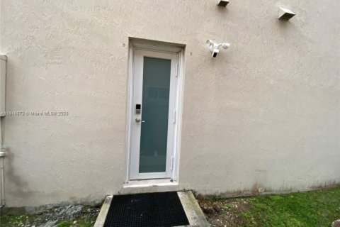 Commercial property in Miami, Florida № 1940082 - photo 9