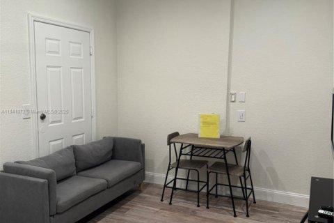 Commercial property in Miami, Florida № 1940082