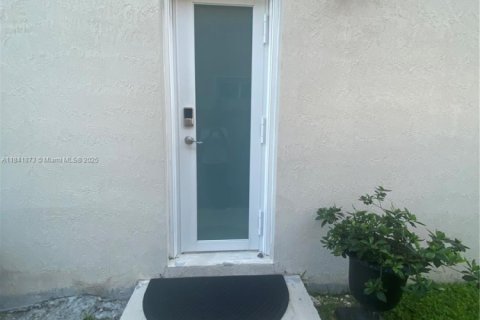 Commercial property in Miami, Florida № 1940082 - photo 11