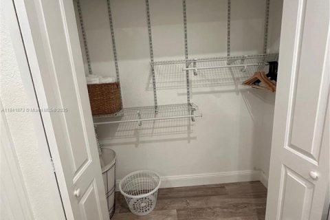 Commercial property in Miami, Florida № 1940082 - photo 7