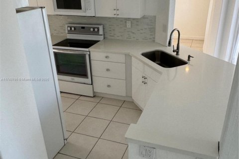 House in Miramar, Florida 4 bedrooms, 188.78 sq.m. № 1710174 - photo 13