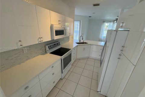 House in Miramar, Florida 4 bedrooms, 188.78 sq.m. № 1710174 - photo 11