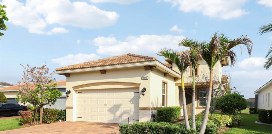 House in Port St. Lucie, Florida 3 bedrooms, 152.92 sq.m. № 2082983
