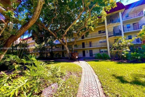 Condo in Lauderhill, Florida, 2 bedrooms № 2019842 - photo 25