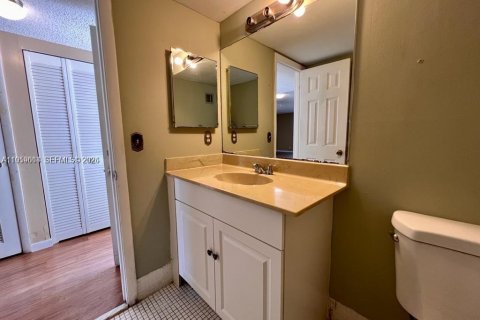 Condo in Lauderhill, Florida, 2 bedrooms № 2019842 - photo 9