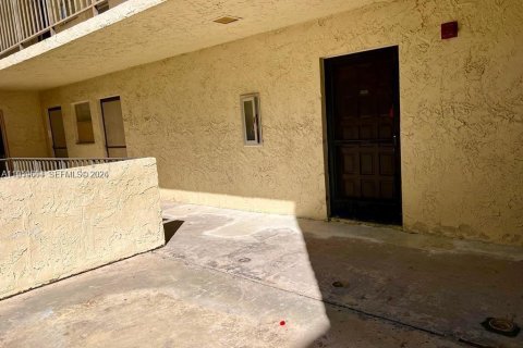 Condo in Lauderhill, Florida, 2 bedrooms № 2019842 - photo 4