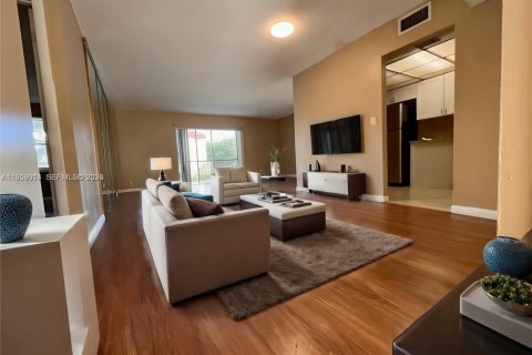 Condo in Lauderhill, Florida, 2 bedrooms № 2019842 - photo 3