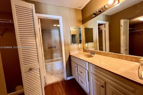 Condo in Lauderhill, Florida, 2 bedrooms № 2019842 - photo 21