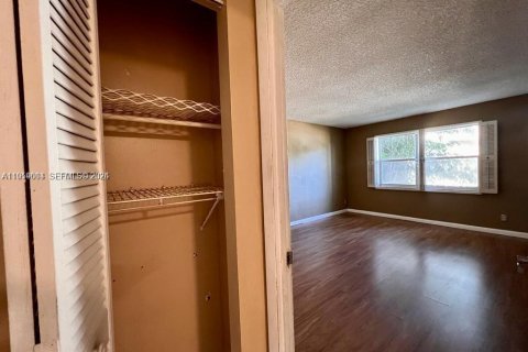 Condo in Lauderhill, Florida, 2 bedrooms № 2019842 - photo 16