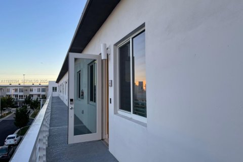 Снять в аренду кондоминиум в Дорал, Флорида 3 спальни, 102.38м2, № 1986346 - фото 2