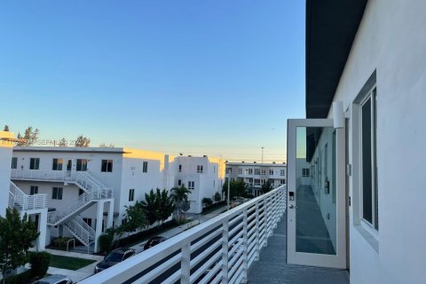 Снять в аренду кондоминиум в Дорал, Флорида 3 спальни, 102.38м2, № 1986346 - фото 1