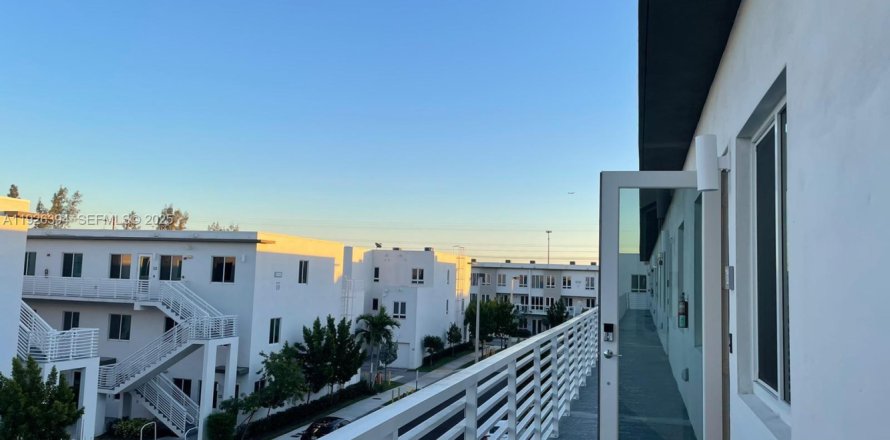 Кондоминиум с 3 спальнями в Дорал, Флорида в LANDMARK № 1986346