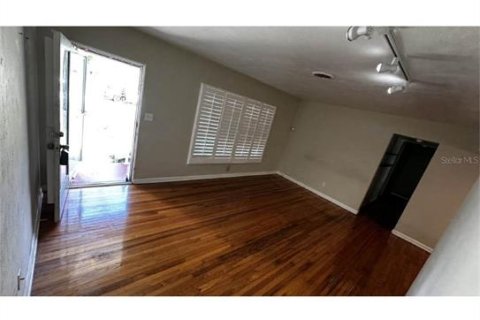 House in Orlando, Florida 4 bedrooms, 134.99 sq.m. № 2291240 - photo 2