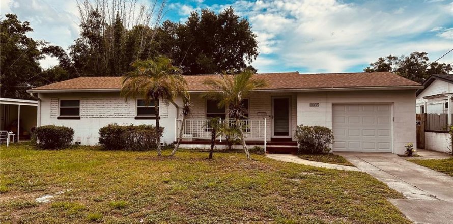 House in Orlando, Florida 4 bedrooms, 134.99 sq.m. № 2291240