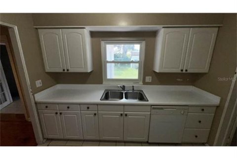 House in Orlando, Florida 4 bedrooms, 134.99 sq.m. № 2291240 - photo 12