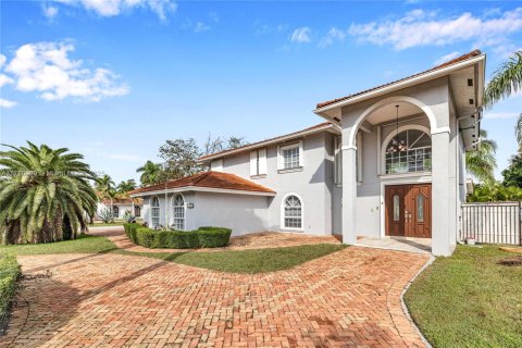 Villa ou maison à vendre à Miami, Floride: 4 chambres, 259.66 m2 № 1479792 - photo 1