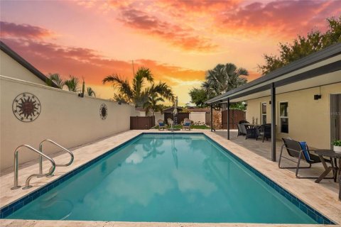 House in Tampa, Florida 3 bedrooms, 189.33 sq.m. № 2202014