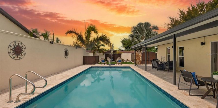 House in Tampa, Florida 3 bedrooms, 189.33 sq.m. № 2202014