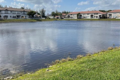 Adosado en alquiler en Doral, Florida, 3 dormitorios, 157 m2 № 1116879 - foto 1
