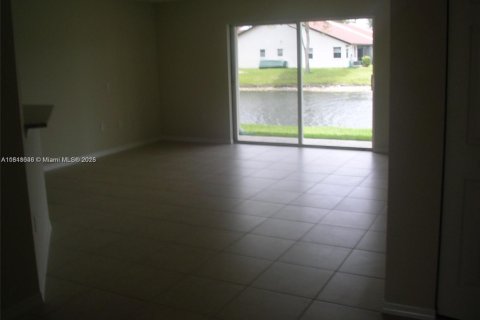 Townhouse in Tamarac, Florida 3 bedrooms, 134.34 sq.m. № 1957383 - photo 5