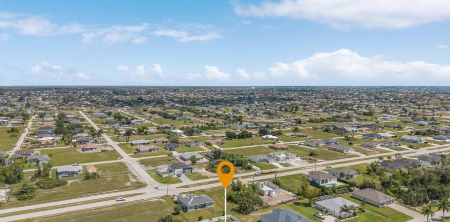 House in Cape Coral, Florida 3 bedrooms, 183.02 sq.m. № 1155670