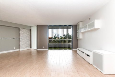Снять в аренду кондоминиум в Авентура, Флорида 1 спальня, 91.97м2, № 1974542 - фото 1