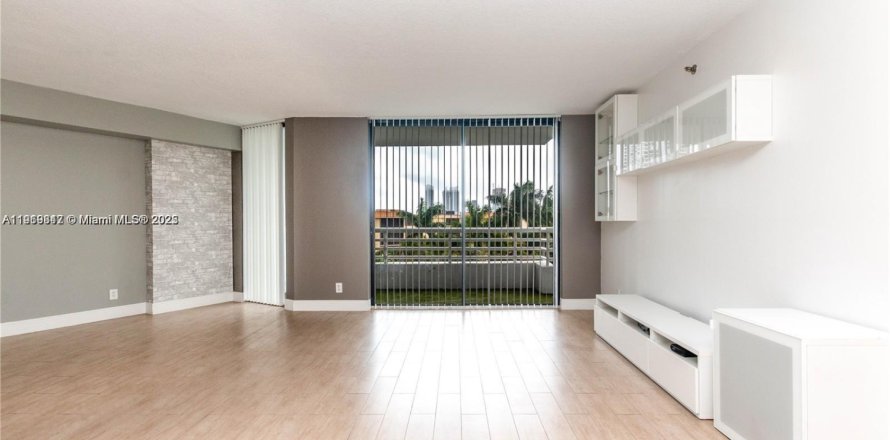 Кондоминиум с 1 спальней в Авентура, Флорида № 1974542