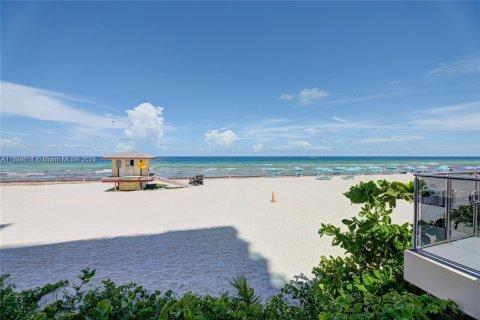 Condo in Hollywood, Florida  № 2060206 - photo 9