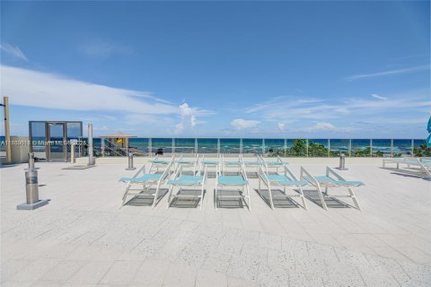 Condo in Hollywood, Florida  № 2060206 - photo 15