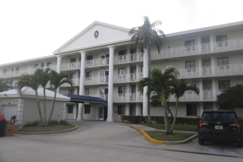 Condo in West Palm Beach, Florida, 2 bedrooms  № 1182350 - photo 1