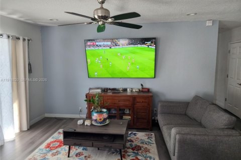 House in Miami, Florida 3 bedrooms, 108.79 sq.m. № 2082660 - photo 5