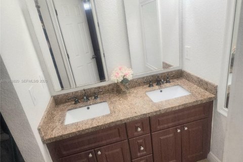 House in Miami, Florida 3 bedrooms, 108.79 sq.m. № 2082660 - photo 14