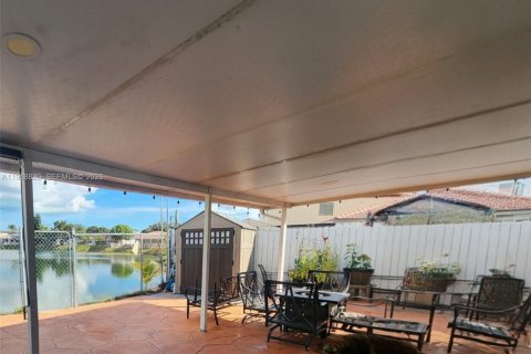 House in Miami, Florida 3 bedrooms, 108.79 sq.m. № 2082660 - photo 19