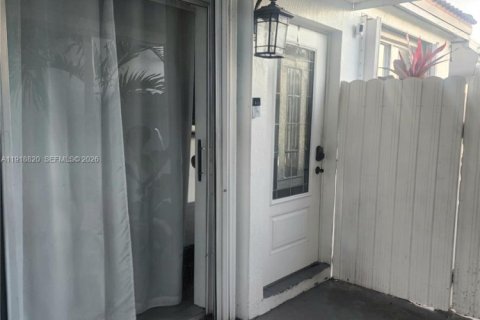 House in Miami, Florida 3 bedrooms, 108.79 sq.m. № 2082660 - photo 4