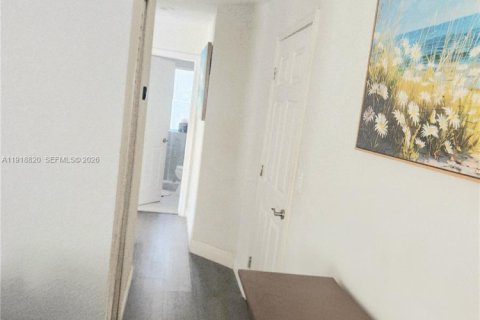 House in Miami, Florida 3 bedrooms, 108.79 sq.m. № 2082660 - photo 13