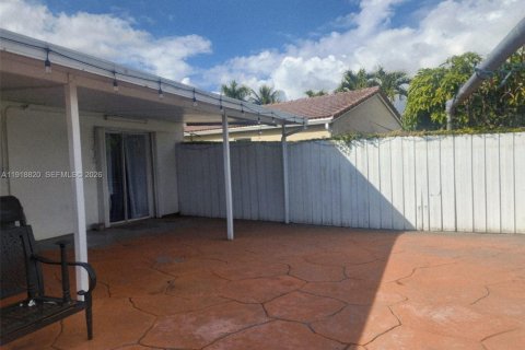 House in Miami, Florida 3 bedrooms, 108.79 sq.m. № 2082660 - photo 20