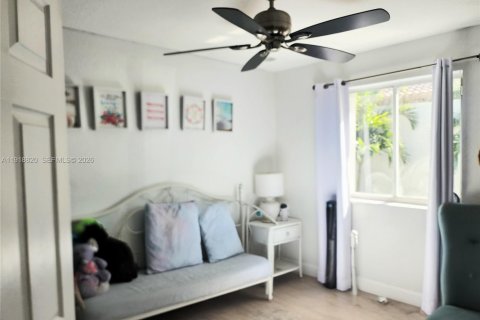 House in Miami, Florida 3 bedrooms, 108.79 sq.m. № 2082660 - photo 10