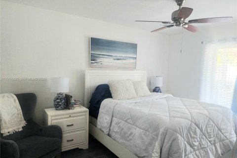 House in Miami, Florida 3 bedrooms, 108.79 sq.m. № 2082660 - photo 9