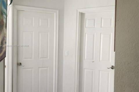 House in Miami, Florida 3 bedrooms, 108.79 sq.m. № 2082660 - photo 12