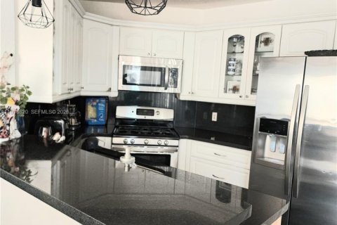 House in Miami, Florida 3 bedrooms, 108.79 sq.m. № 2082660 - photo 7