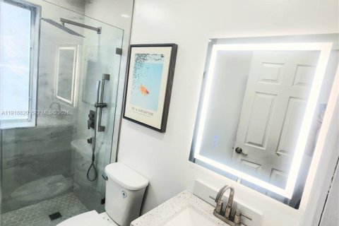 House in Miami, Florida 3 bedrooms, 108.79 sq.m. № 2082660 - photo 16