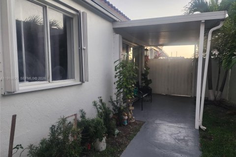 House in Miami, Florida 3 bedrooms, 108.79 sq.m. № 2082660 - photo 3