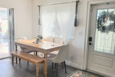 House in Miami, Florida 3 bedrooms, 108.79 sq.m. № 2082660 - photo 6
