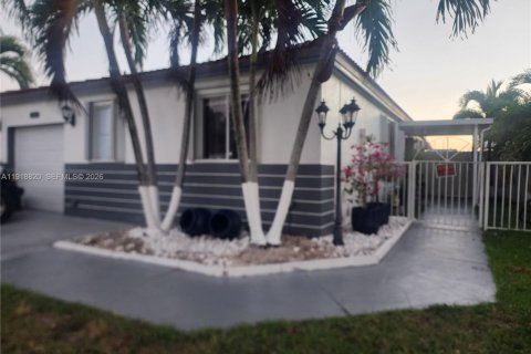 House in Miami, Florida 3 bedrooms, 108.79 sq.m. № 2082660