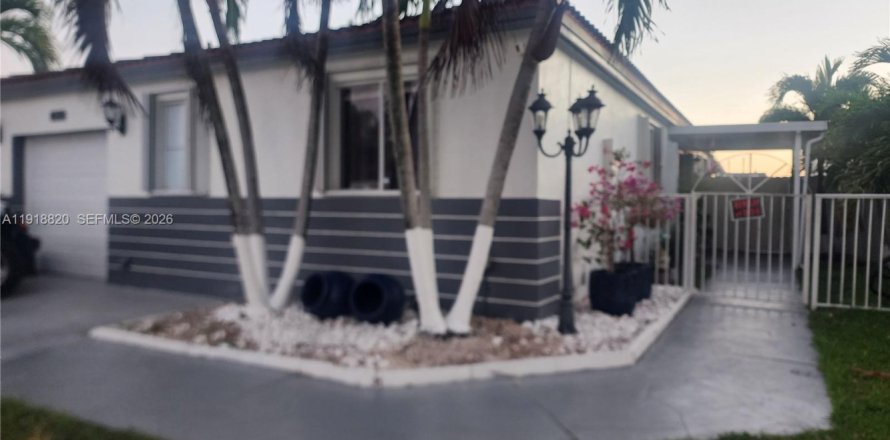 House in Miami, Florida 3 bedrooms, 108.79 sq.m. № 2082660