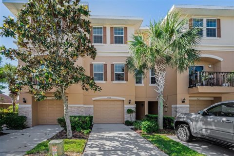 Townhouse in New Port Richey, Florida 2 bedrooms, 143.26 sq.m. № 2110754