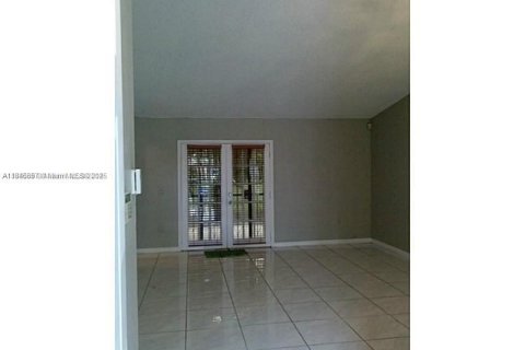 House in Miami Gardens, Florida 3 bedrooms, 92.81 sq.m. № 1842800 - photo 2
